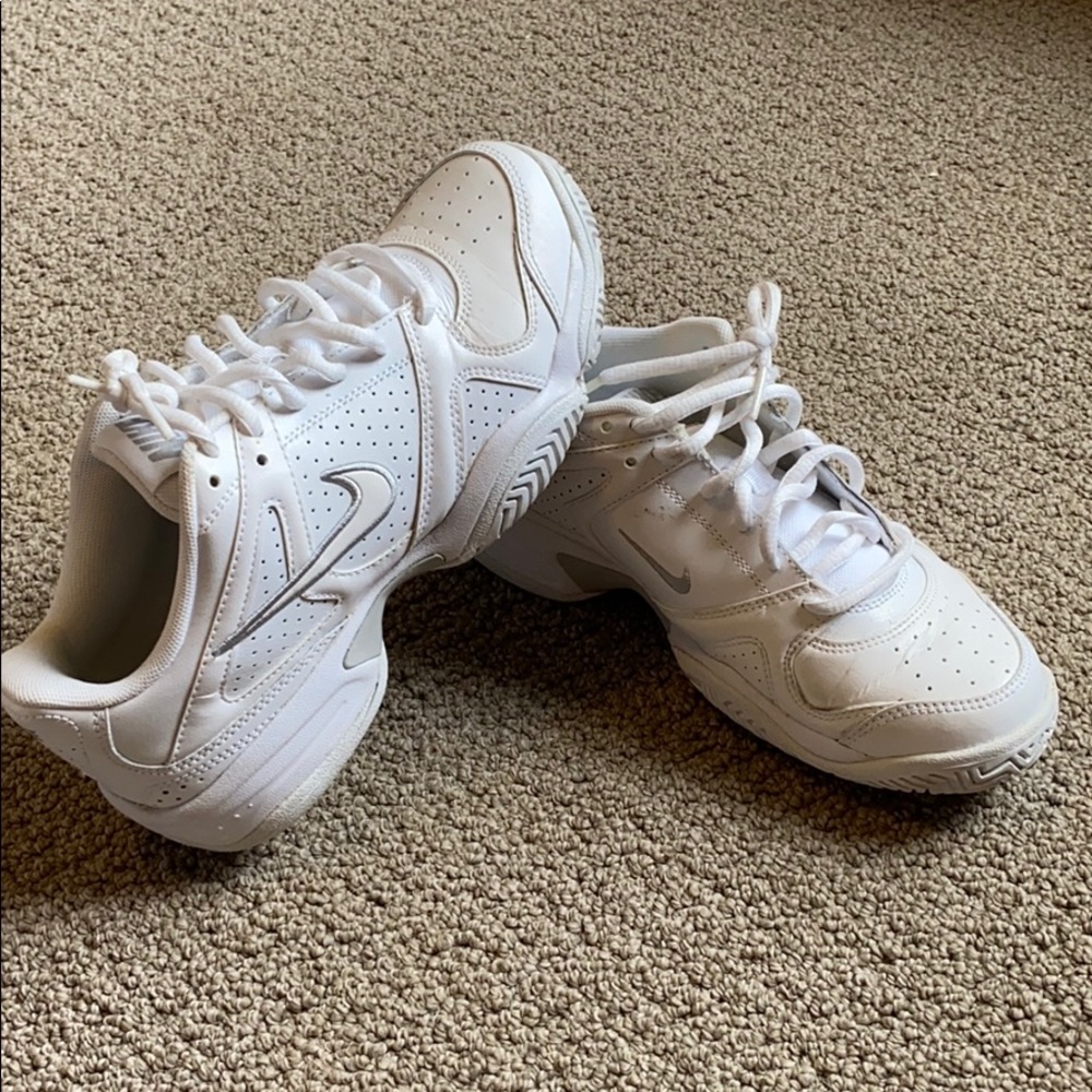 White nike city courts